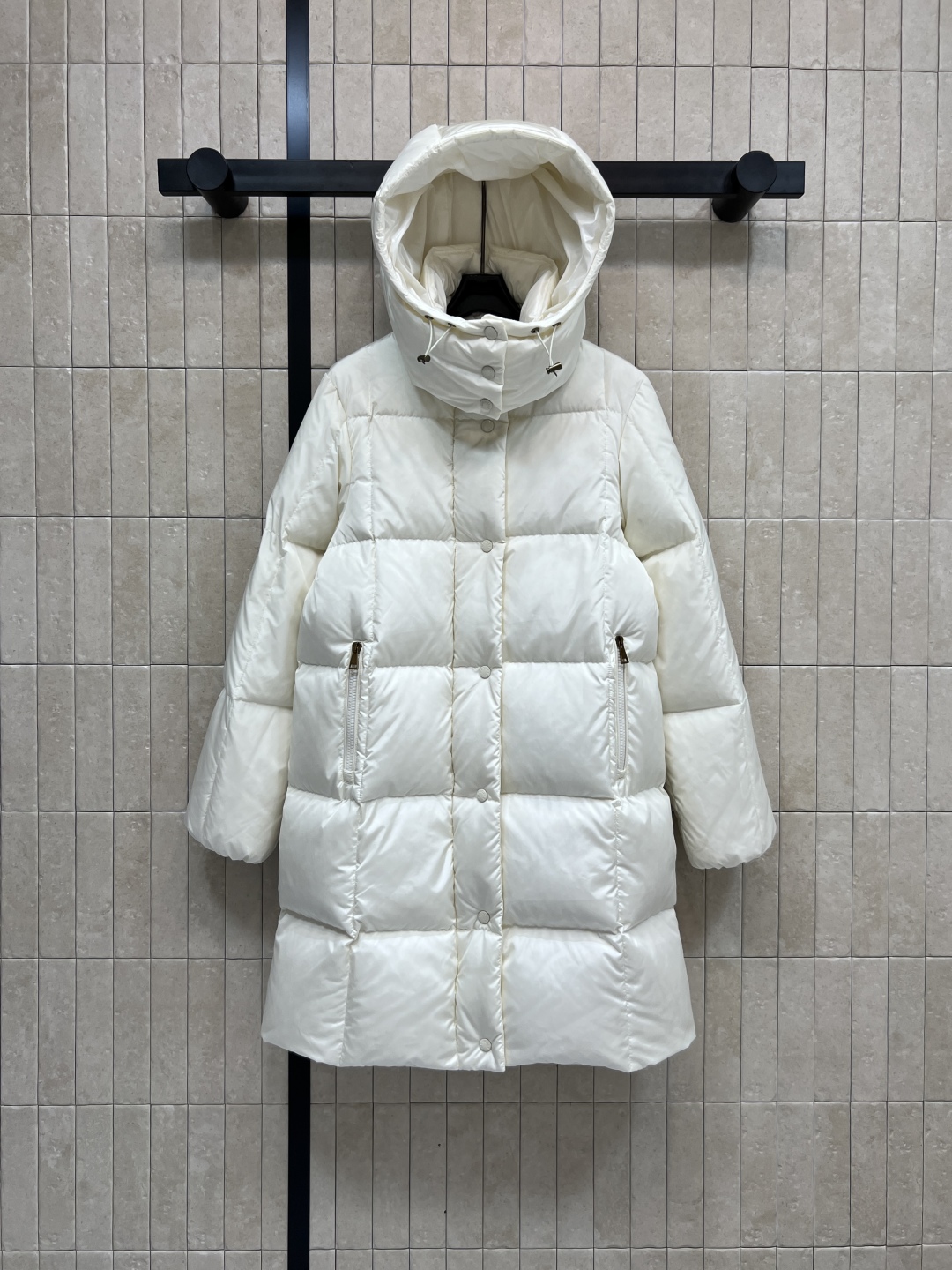 M家 25秋冬新款 连帽立领中长款羽绒服 面料厚实 防水防风 内里90白鹅绒 重磅充绒量 整件衣服提起来