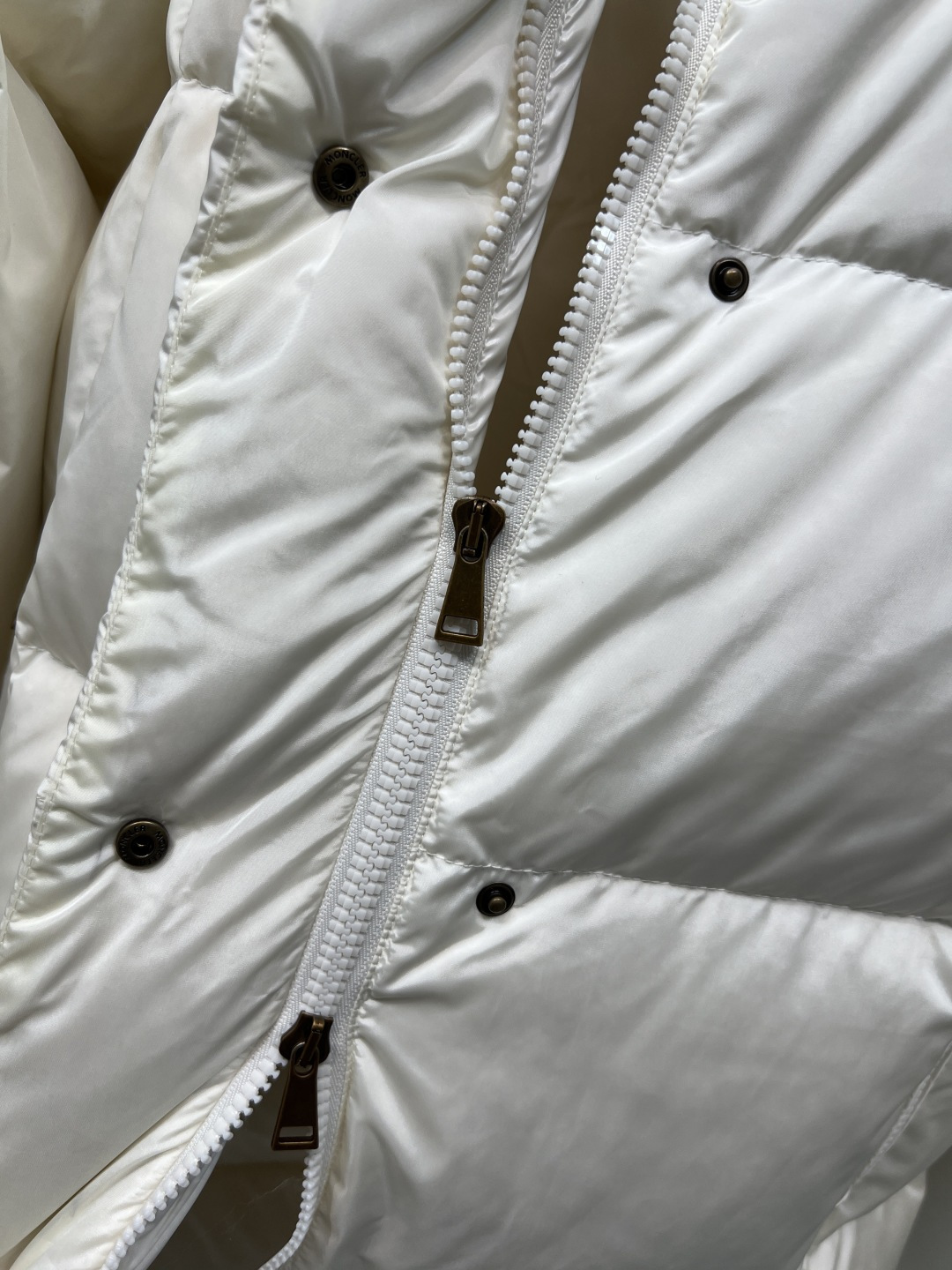 M家 25秋冬新款 连帽立领中长款羽绒服 面料厚实 防水防风 内里90白鹅绒 重磅充绒量 整件衣服提起来