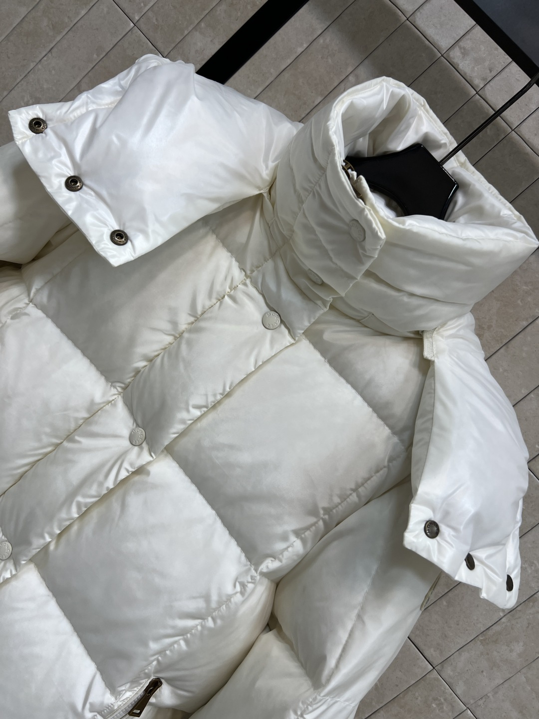 M家 25秋冬新款 连帽立领中长款羽绒服 面料厚实 防水防风 内里90白鹅绒 重磅充绒量 整件衣服提起来