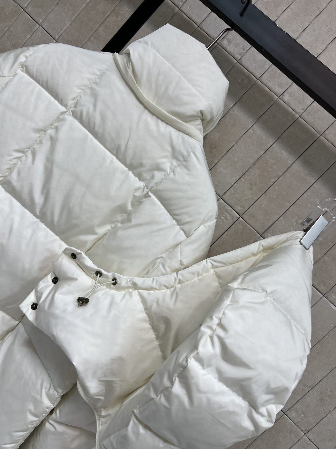 M家 25秋冬新款 连帽立领中长款羽绒服 面料厚实 防水防风 内里90白鹅绒 重磅充绒量 整件衣服提起来