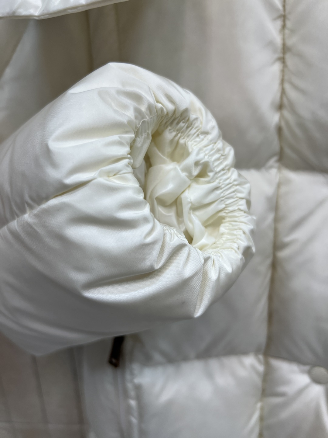 M家 25秋冬新款 连帽立领中长款羽绒服 面料厚实 防水防风 内里90白鹅绒 重磅充绒量 整件衣服提起来