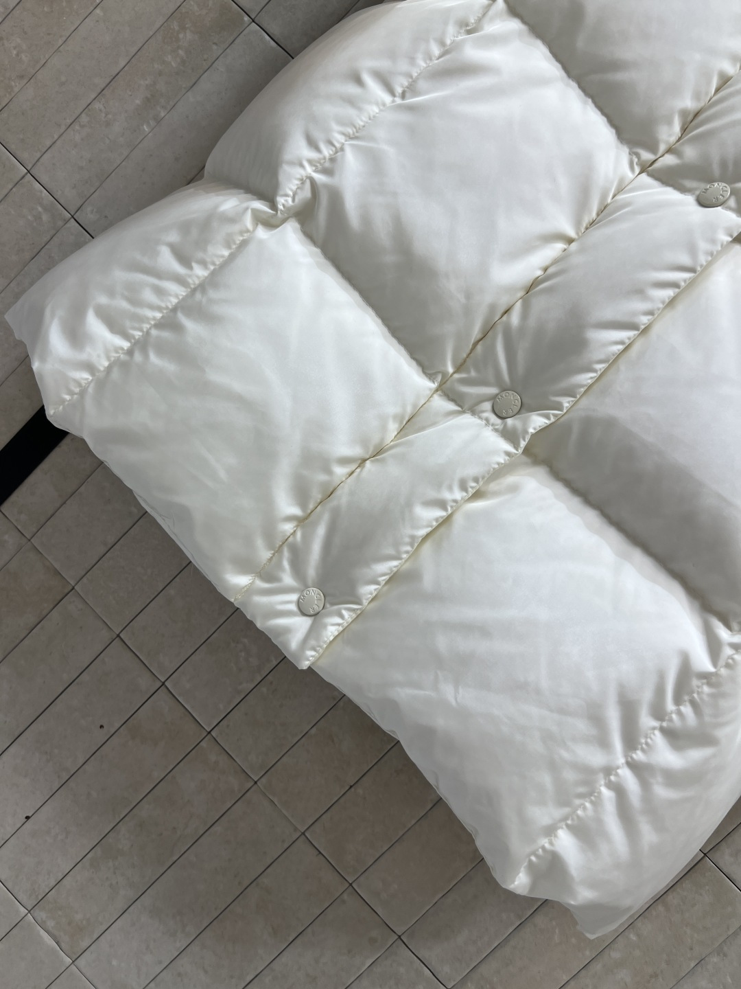 M家 25秋冬新款 连帽立领中长款羽绒服 面料厚实 防水防风 内里90白鹅绒 重磅充绒量 整件衣服提起来