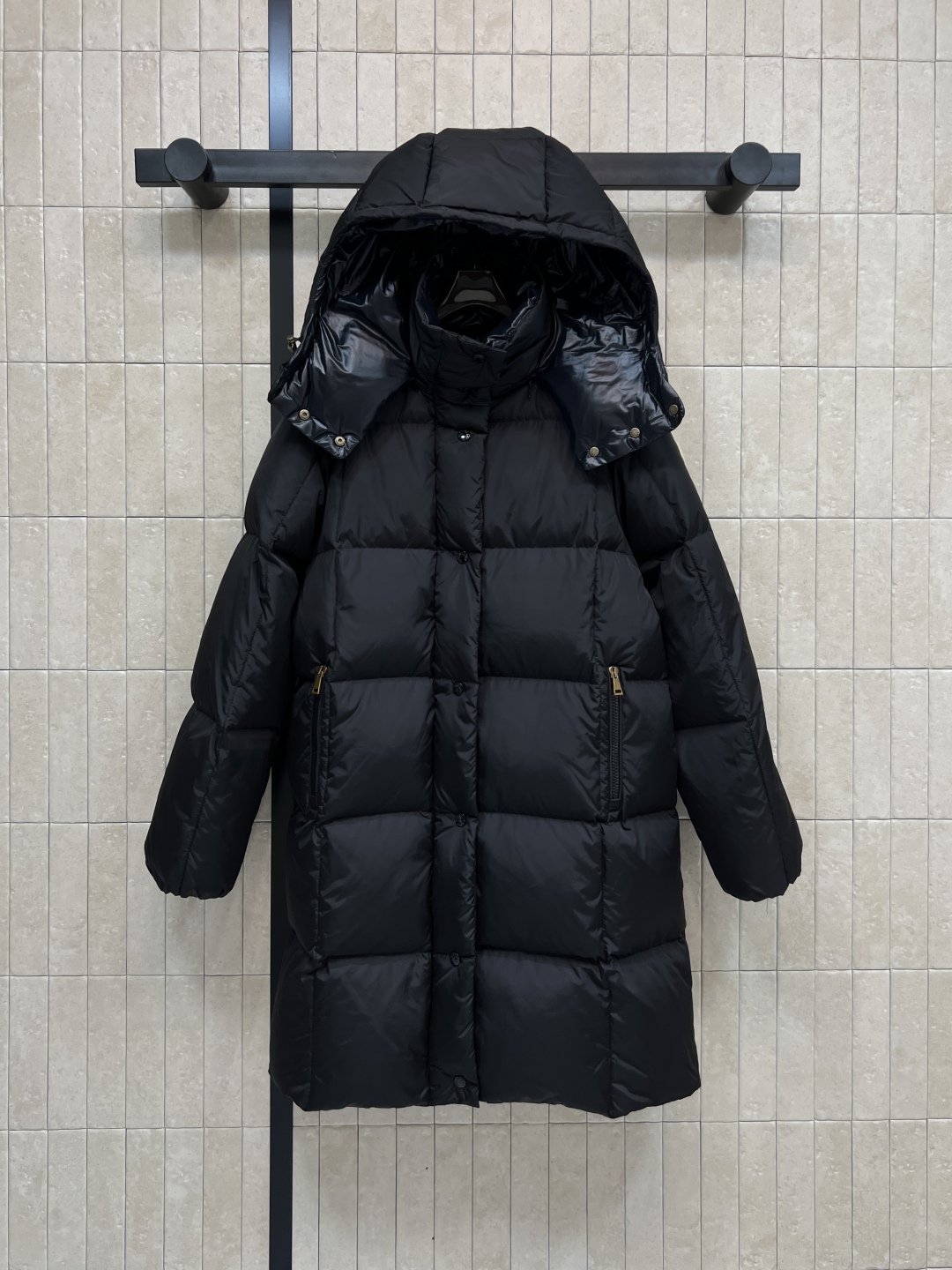 M家 25秋冬新款 连帽立领中长款羽绒服 面料厚实 防水防风 内里90白鹅绒 重磅充绒量 整件衣服提起来