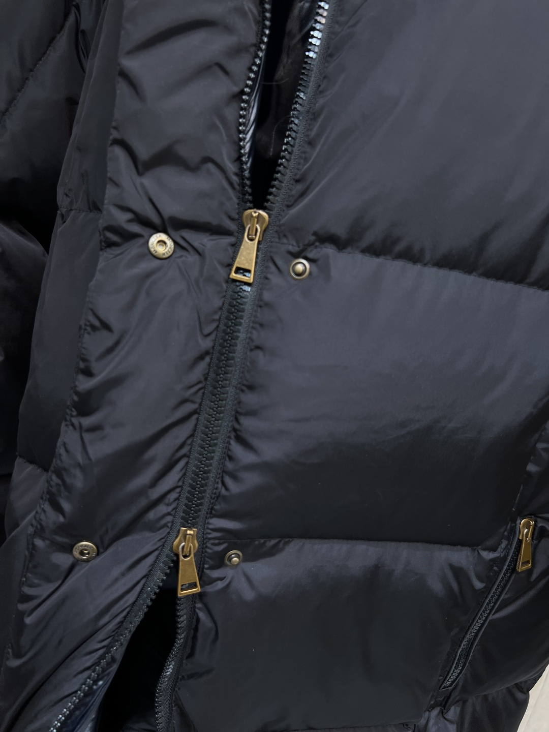 M家 25秋冬新款 连帽立领中长款羽绒服 面料厚实 防水防风 内里90白鹅绒 重磅充绒量 整件衣服提起来