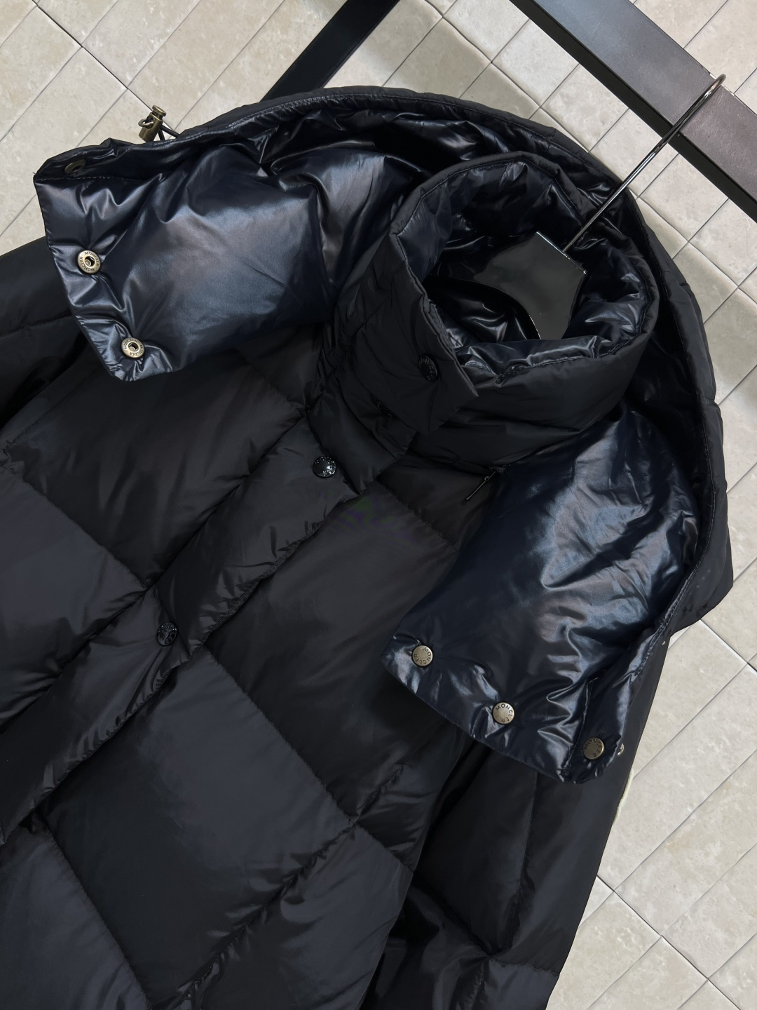 M家 25秋冬新款 连帽立领中长款羽绒服 面料厚实 防水防风 内里90白鹅绒 重磅充绒量 整件衣服提起来