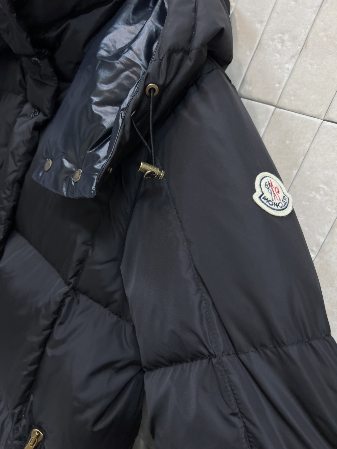 M家 25秋冬新款 连帽立领中长款羽绒服 面料厚实 防水防风 内里90白鹅绒 重磅充绒量 整件衣服提起来