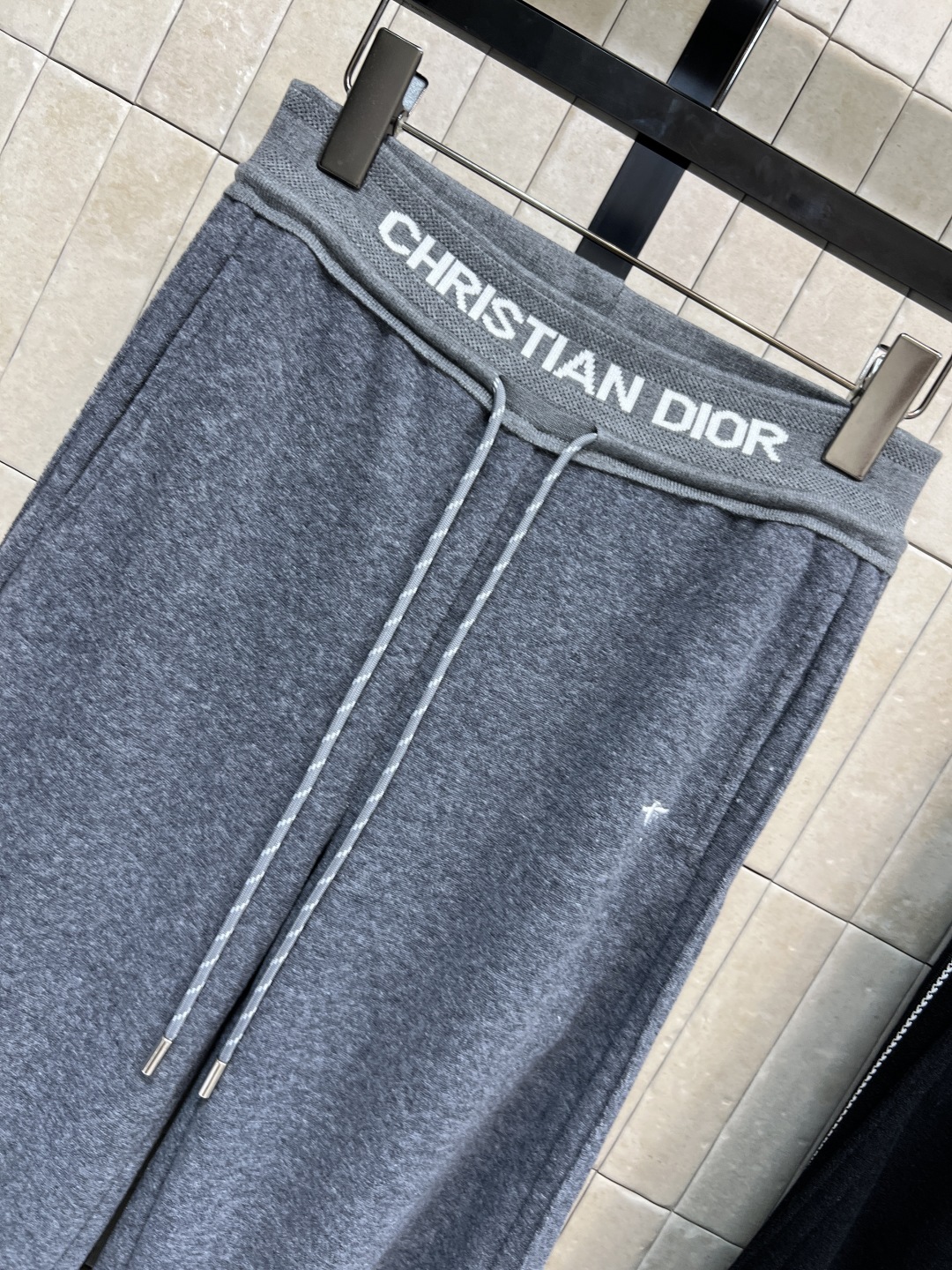 D家 25秋冬新款 小蜜蜂刺绣松紧腰休闲裤 logo松紧腰身设计 上身轻松显瘦又舒适经典小蜜蜂刺绣 简约