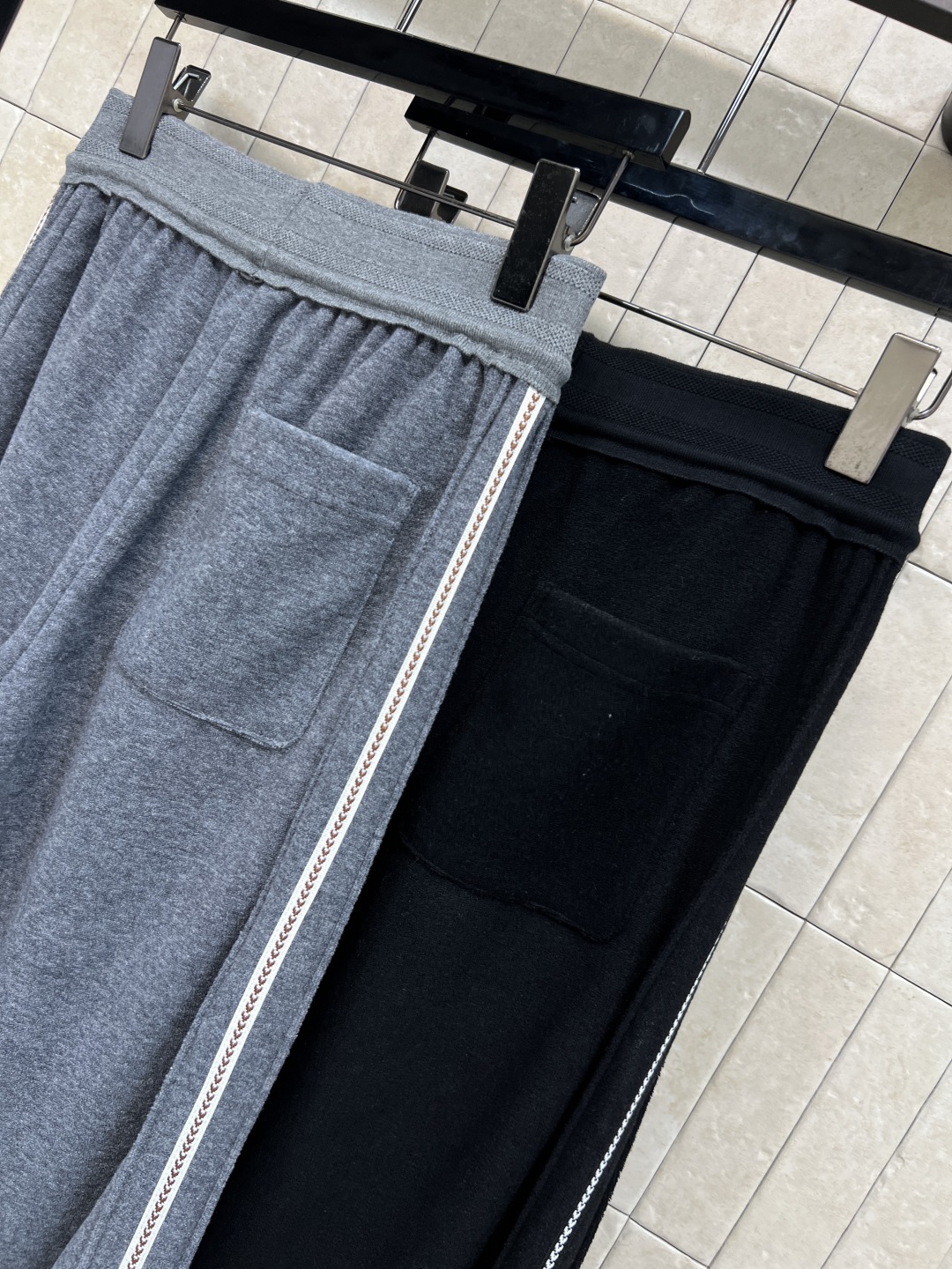 D家 25秋冬新款 小蜜蜂刺绣松紧腰休闲裤 logo松紧腰身设计 上身轻松显瘦又舒适经典小蜜蜂刺绣 简约