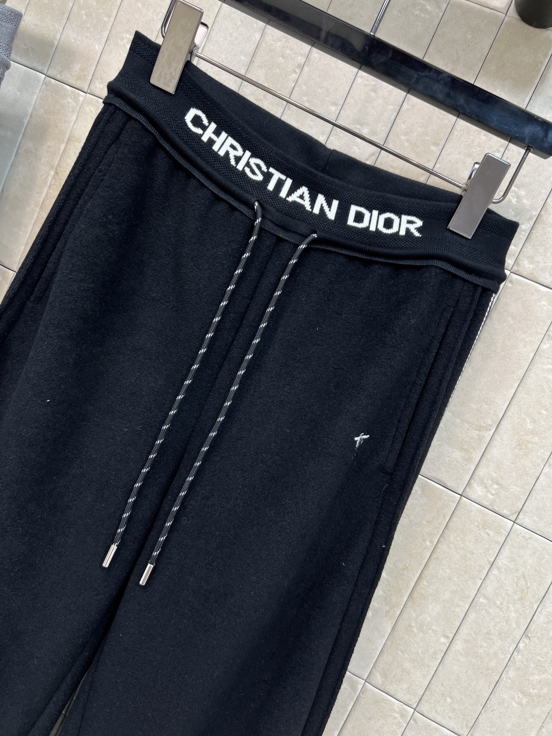 D家 25秋冬新款 小蜜蜂刺绣松紧腰休闲裤 logo松紧腰身设计 上身轻松显瘦又舒适经典小蜜蜂刺绣 简约