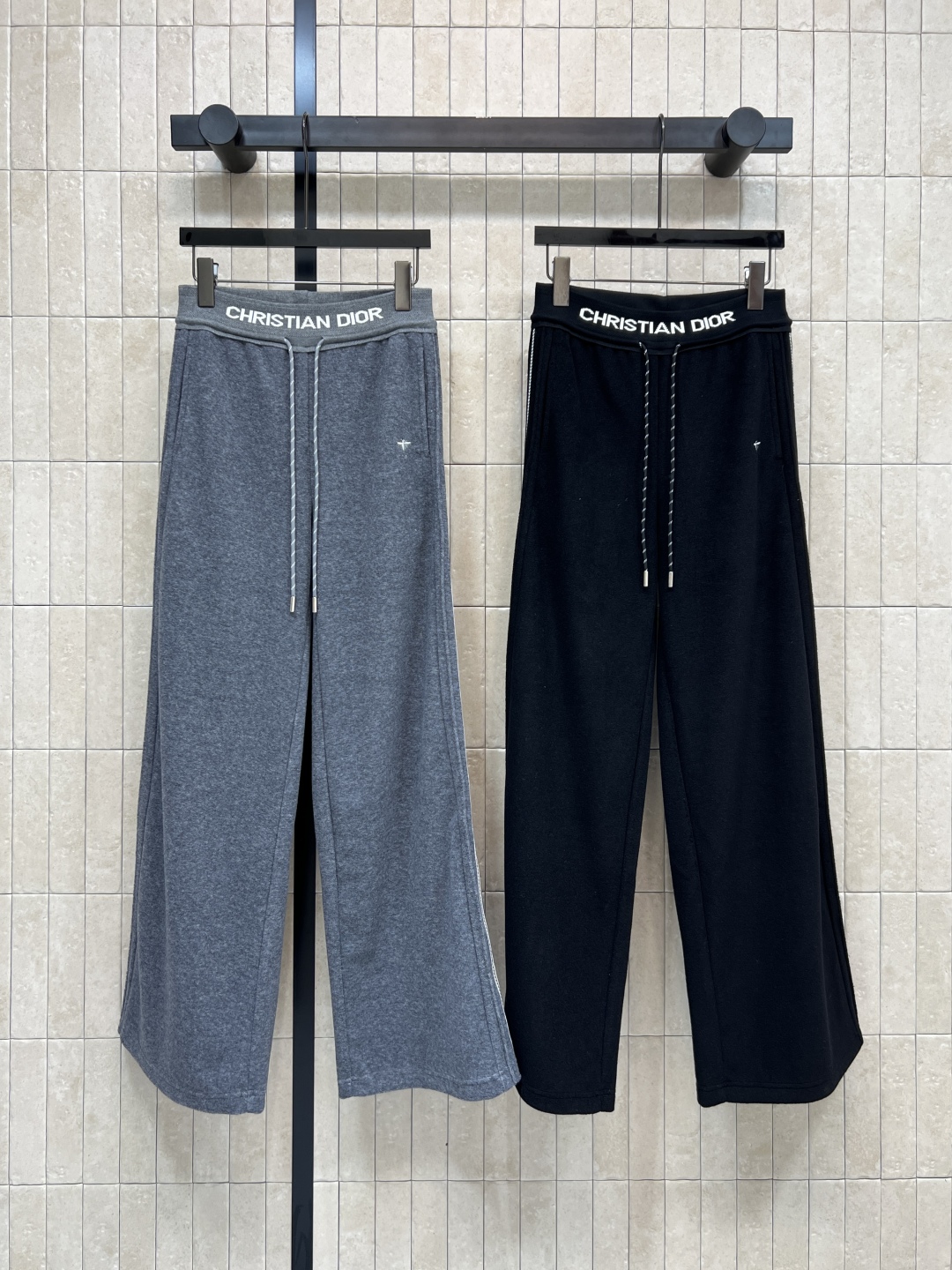 D家 25秋冬新款 小蜜蜂刺绣松紧腰休闲裤 logo松紧腰身设计 上身轻松显瘦又舒适经典小蜜蜂刺绣 简约