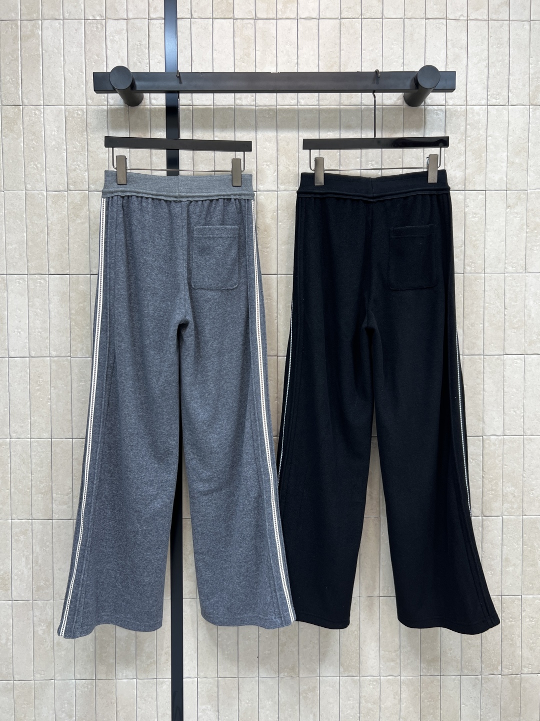 D家 25秋冬新款 小蜜蜂刺绣松紧腰休闲裤 logo松紧腰身设计 上身轻松显瘦又舒适经典小蜜蜂刺绣 简约