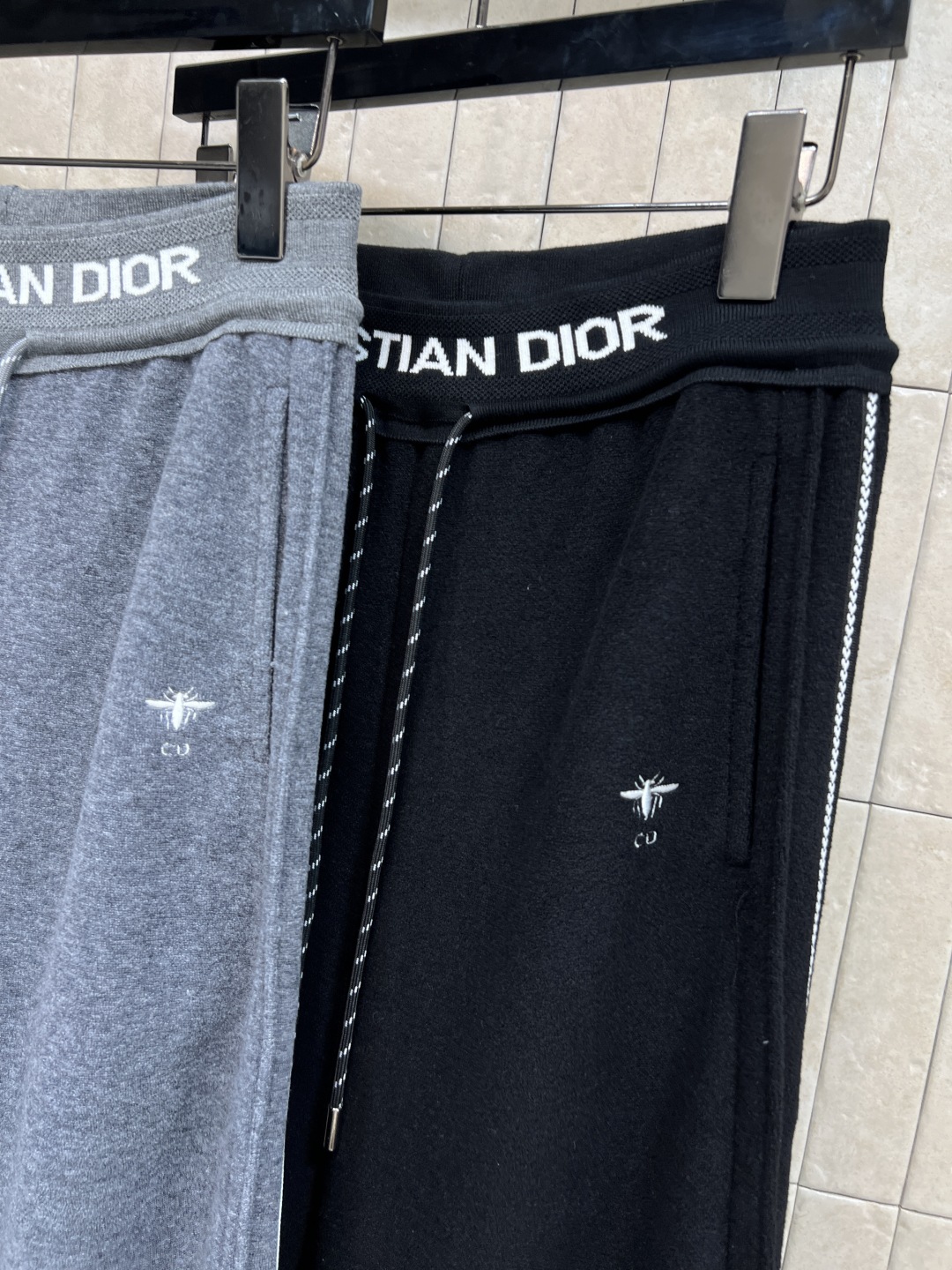 D家 25秋冬新款 小蜜蜂刺绣松紧腰休闲裤 logo松紧腰身设计 上身轻松显瘦又舒适经典小蜜蜂刺绣 简约