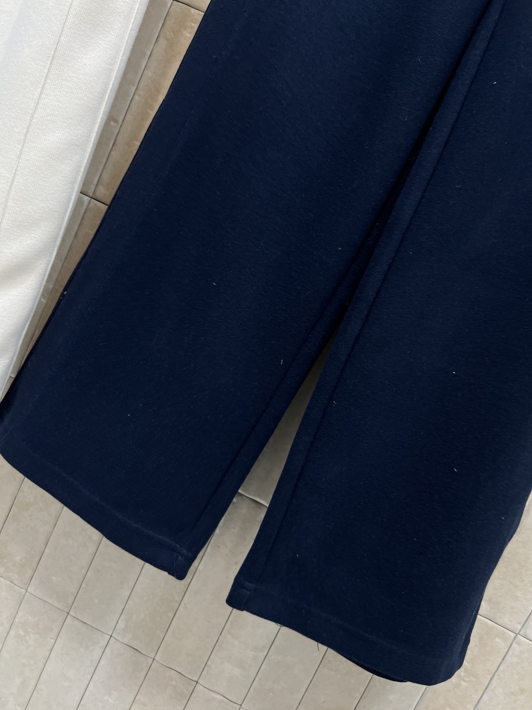 MIU家 25秋冬新款 logo松紧腰阔腿休闲裤 轻薄透气面料 亲肤舒适 logo松紧腰+抽绳设计 随心