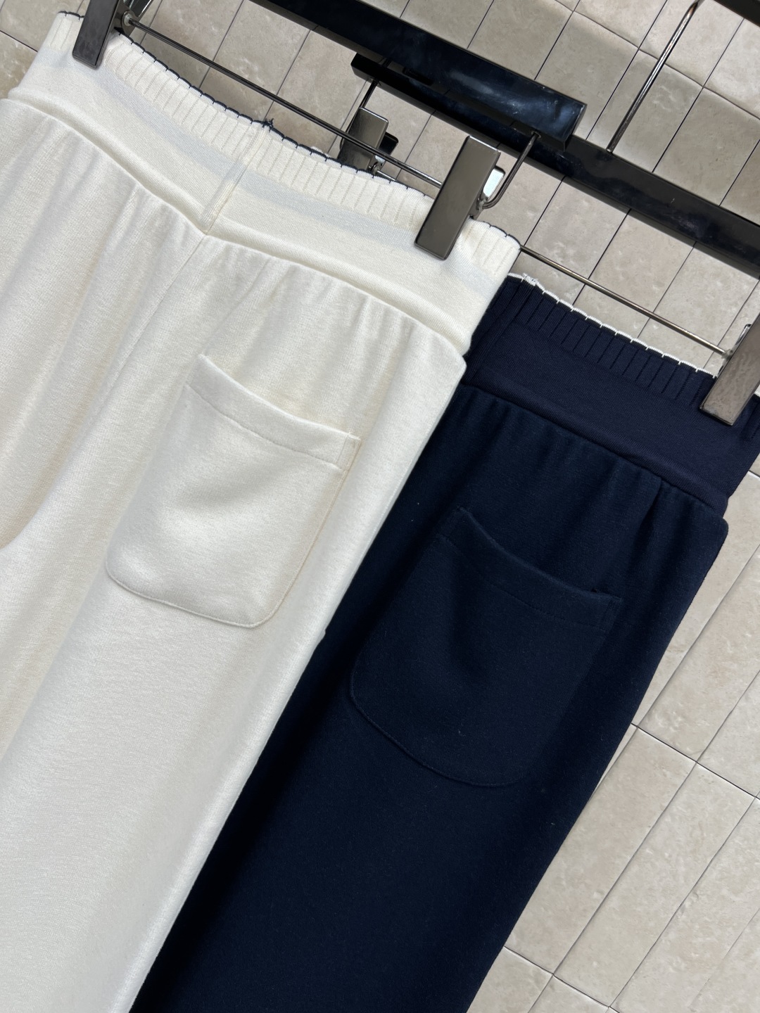 MIU家 25秋冬新款 logo松紧腰阔腿休闲裤 轻薄透气面料 亲肤舒适 logo松紧腰+抽绳设计 随心