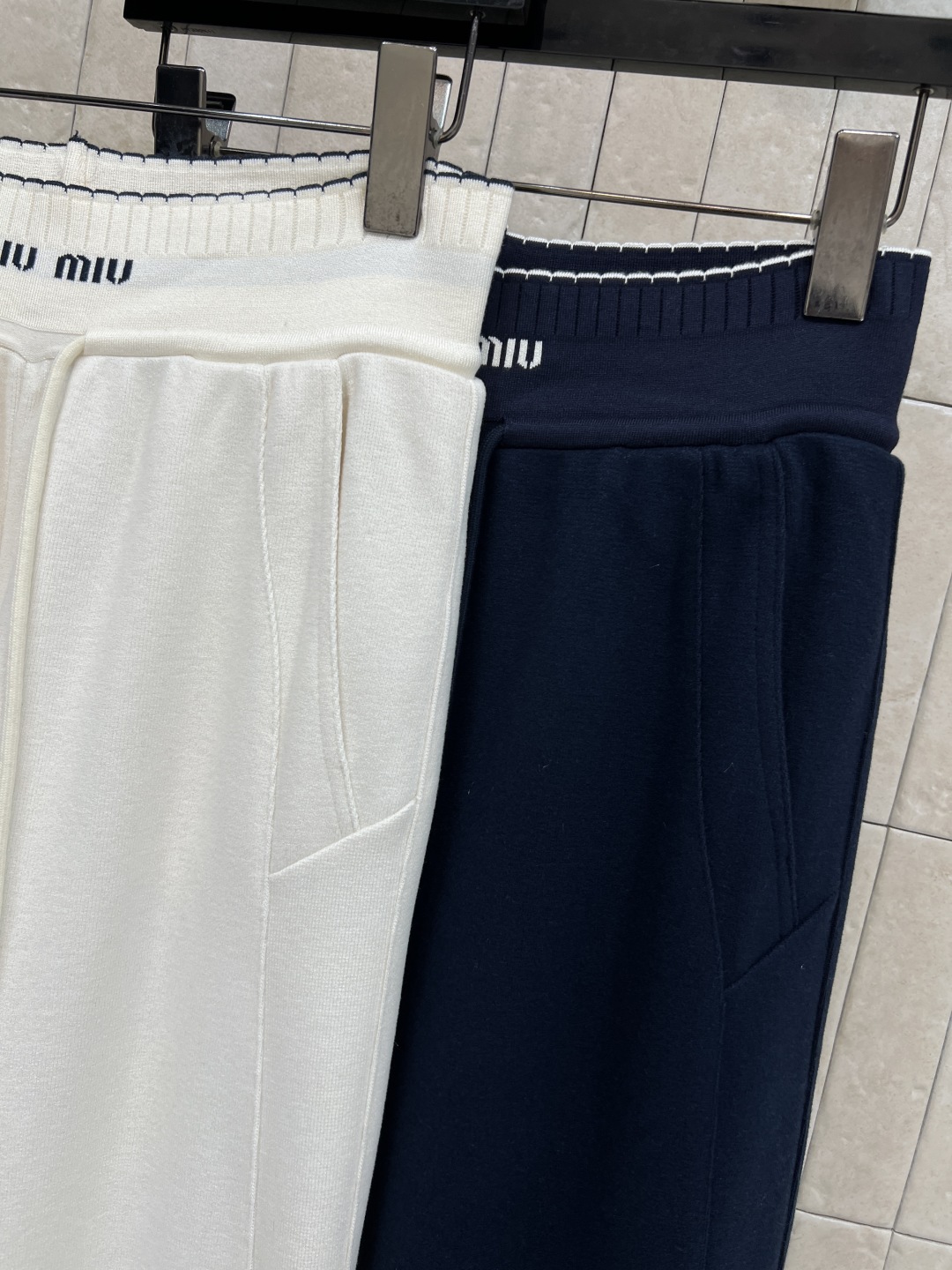 MIU家 25秋冬新款 logo松紧腰阔腿休闲裤 轻薄透气面料 亲肤舒适 logo松紧腰+抽绳设计 随心