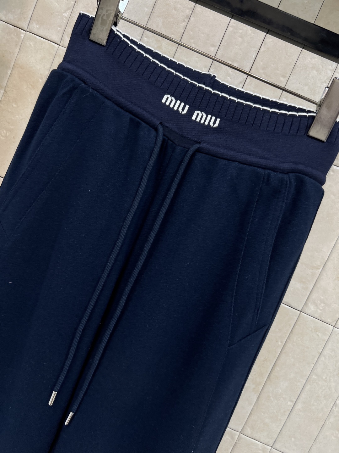 MIU家 25秋冬新款 logo松紧腰阔腿休闲裤 轻薄透气面料 亲肤舒适 logo松紧腰+抽绳设计 随心