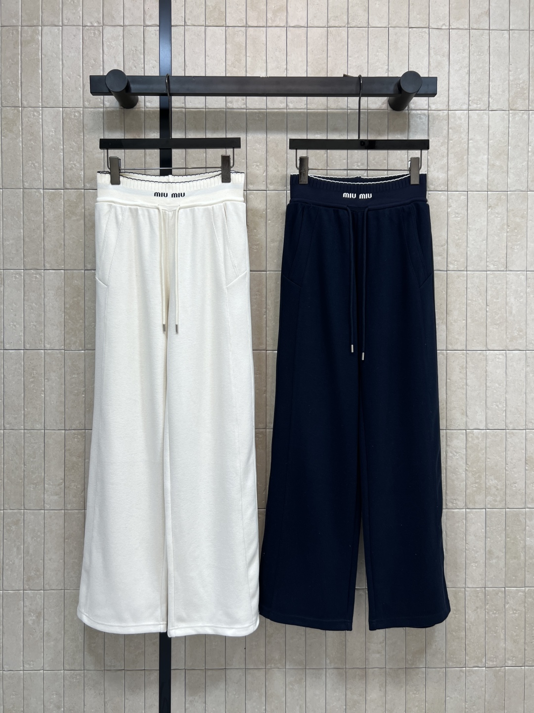 MIU家 25秋冬新款 logo松紧腰阔腿休闲裤 轻薄透气面料 亲肤舒适 logo松紧腰+抽绳设计 随心