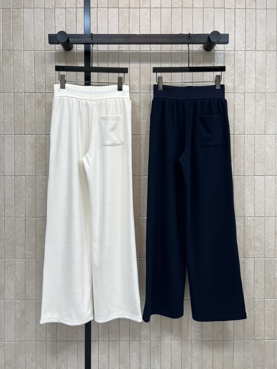 MIU家 25秋冬新款 logo松紧腰阔腿休闲裤 轻薄透气面料 亲肤舒适 logo松紧腰+抽绳设计 随心