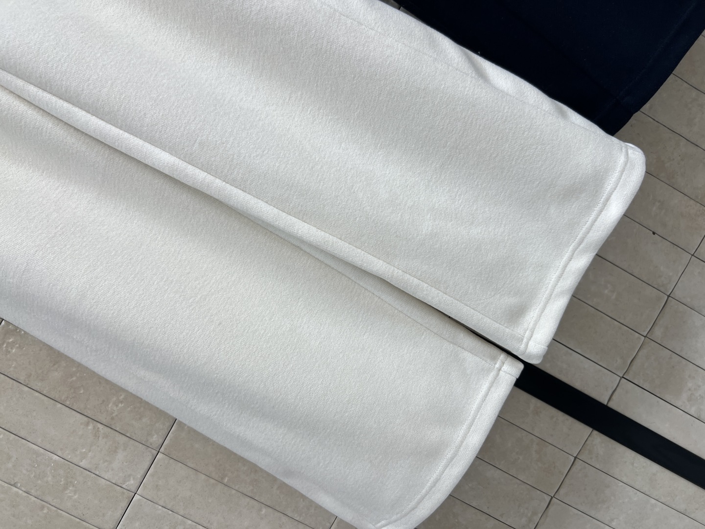 MIU家 25秋冬新款 logo松紧腰阔腿休闲裤 轻薄透气面料 亲肤舒适 logo松紧腰+抽绳设计 随心