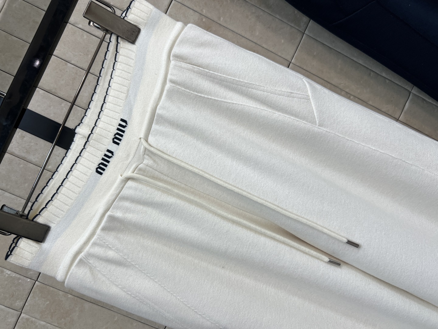 MIU家 25秋冬新款 logo松紧腰阔腿休闲裤 轻薄透气面料 亲肤舒适 logo松紧腰+抽绳设计 随心