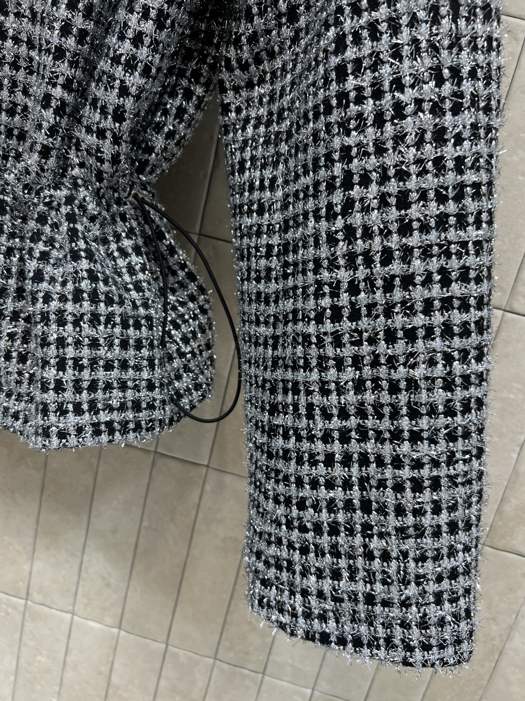 25秋冬新款 粗花呢连帽收腰外套 很少见的连帽外套版型 腰间搭配腰绳设计 高级耐看 长度也不会挑个子 搭