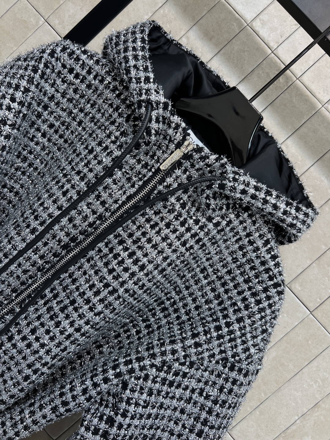 25秋冬新款 粗花呢连帽收腰外套 很少见的连帽外套版型 腰间搭配腰绳设计 高级耐看 长度也不会挑个子 搭