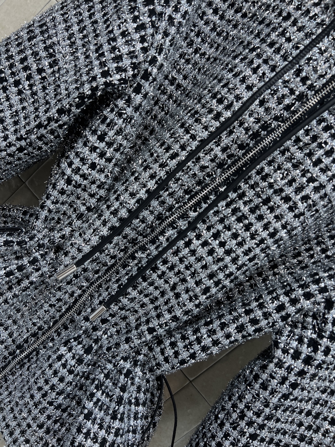 25秋冬新款 粗花呢连帽收腰外套 很少见的连帽外套版型 腰间搭配腰绳设计 高级耐看 长度也不会挑个子 搭