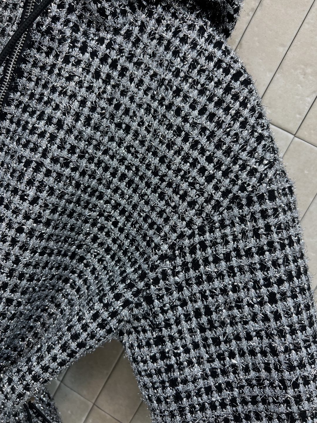 25秋冬新款 粗花呢连帽收腰外套 很少见的连帽外套版型 腰间搭配腰绳设计 高级耐看 长度也不会挑个子 搭