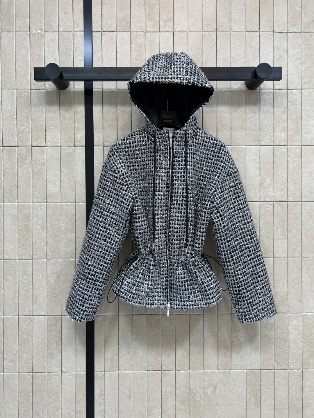 25秋冬新款 粗花呢连帽收腰外套 很少见的连帽外套版型 腰间搭配腰绳设计 高级耐看 长度也不会挑个子 搭