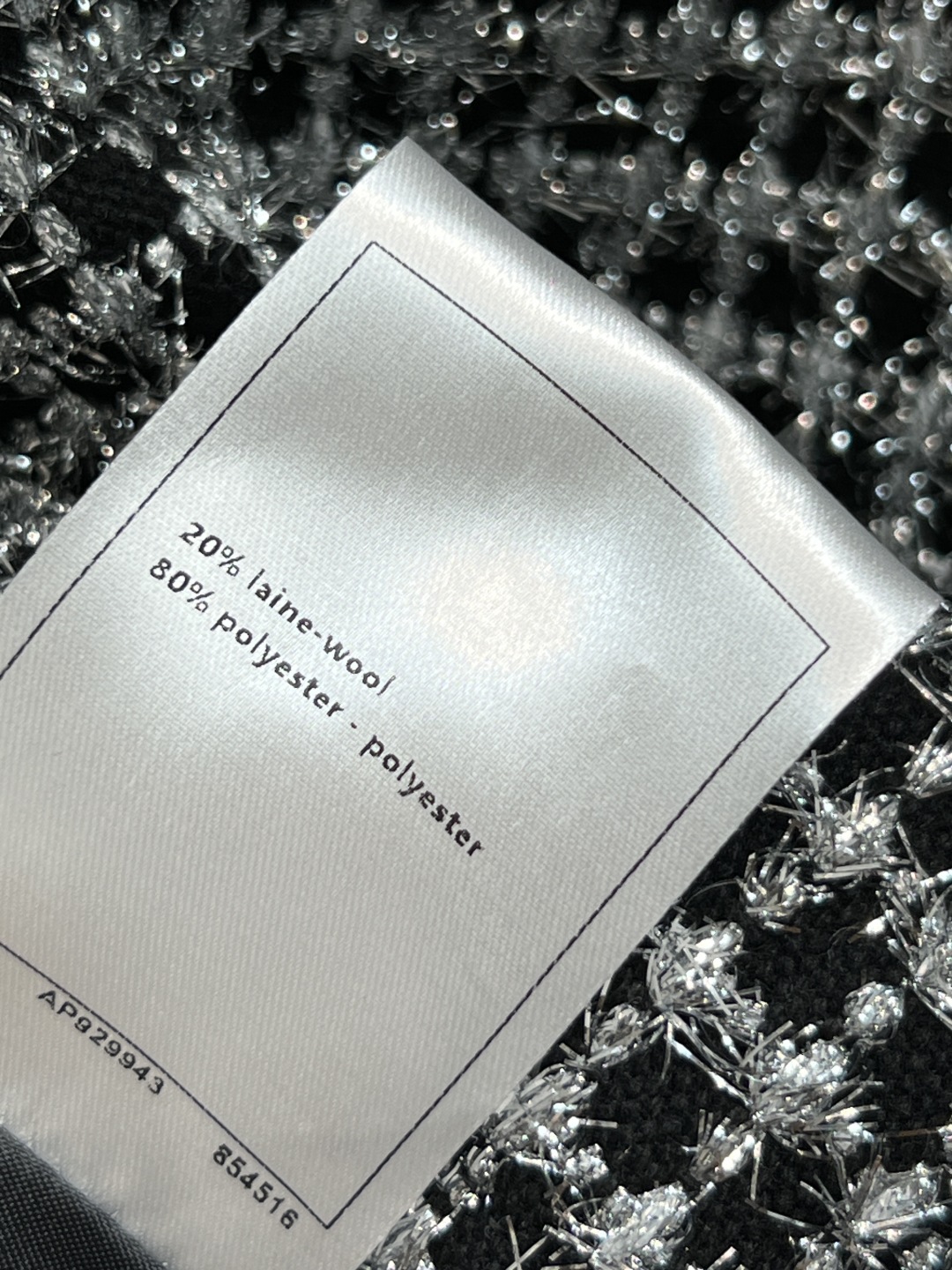 25秋冬新款 粗花呢连帽收腰外套 很少见的连帽外套版型 腰间搭配腰绳设计 高级耐看 长度也不会挑个子 搭