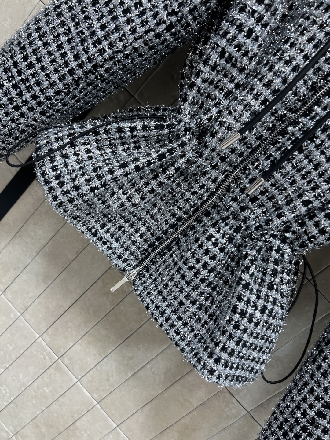 25秋冬新款 粗花呢连帽收腰外套 很少见的连帽外套版型 腰间搭配腰绳设计 高级耐看 长度也不会挑个子 搭