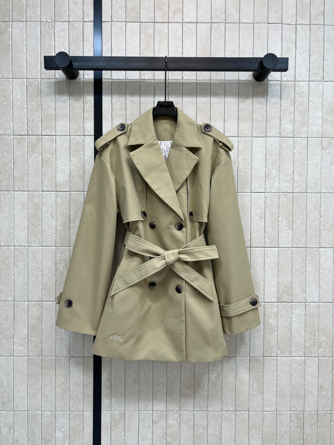 D家 25秋冬新款 风衣控必入 经典双排短款风衣外套 满满的时髦博主范 短款版型 小个子也能驾驭 这款长