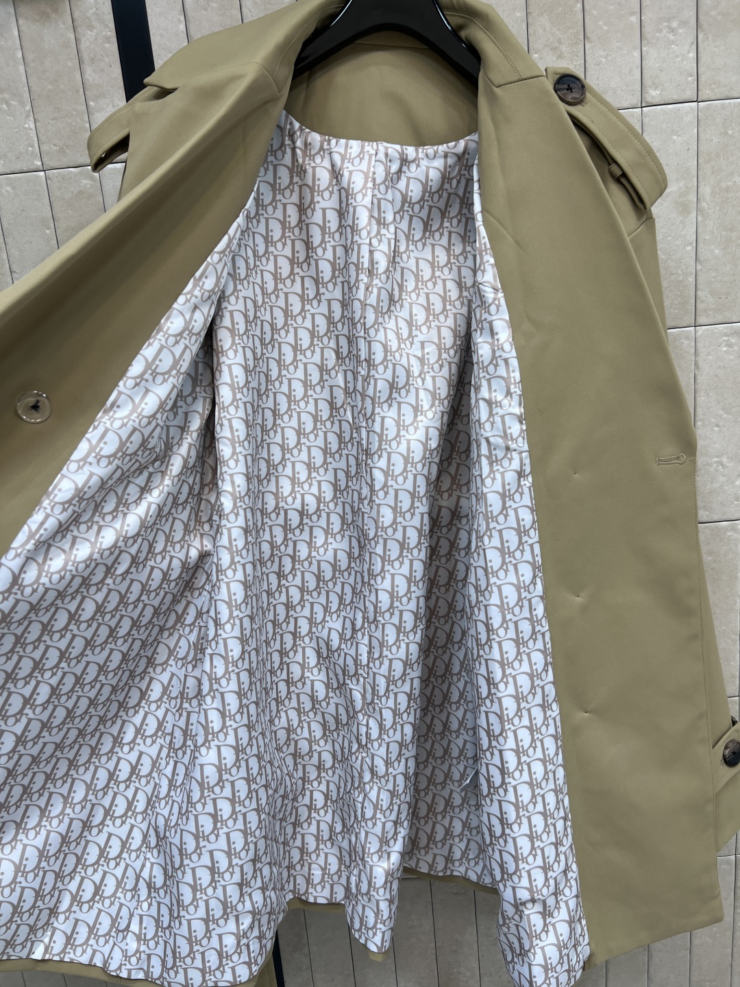 D家 25秋冬新款 风衣控必入 经典双排短款风衣外套 满满的时髦博主范 短款版型 小个子也能驾驭 这款长