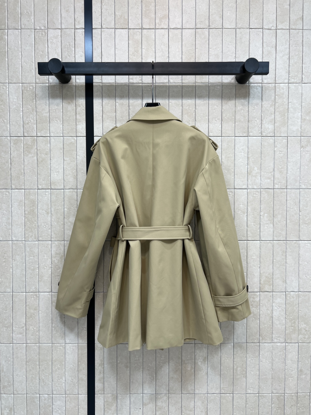 D家 25秋冬新款 风衣控必入 经典双排短款风衣外套 满满的时髦博主范 短款版型 小个子也能驾驭 这款长