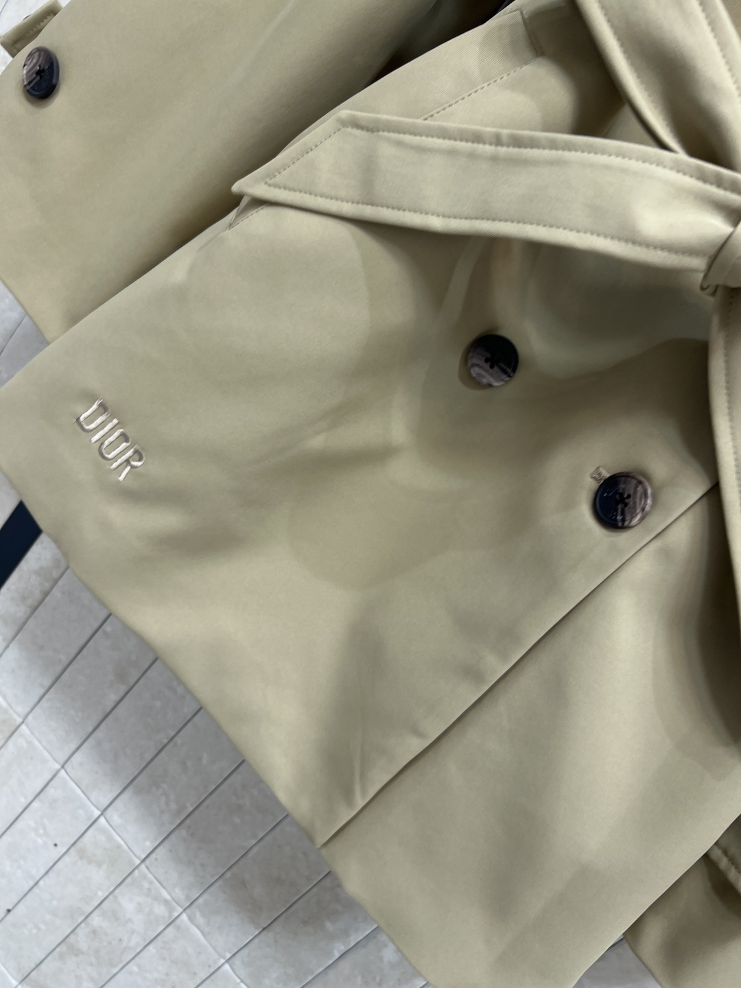 D家 25秋冬新款 风衣控必入 经典双排短款风衣外套 满满的时髦博主范 短款版型 小个子也能驾驭 这款长