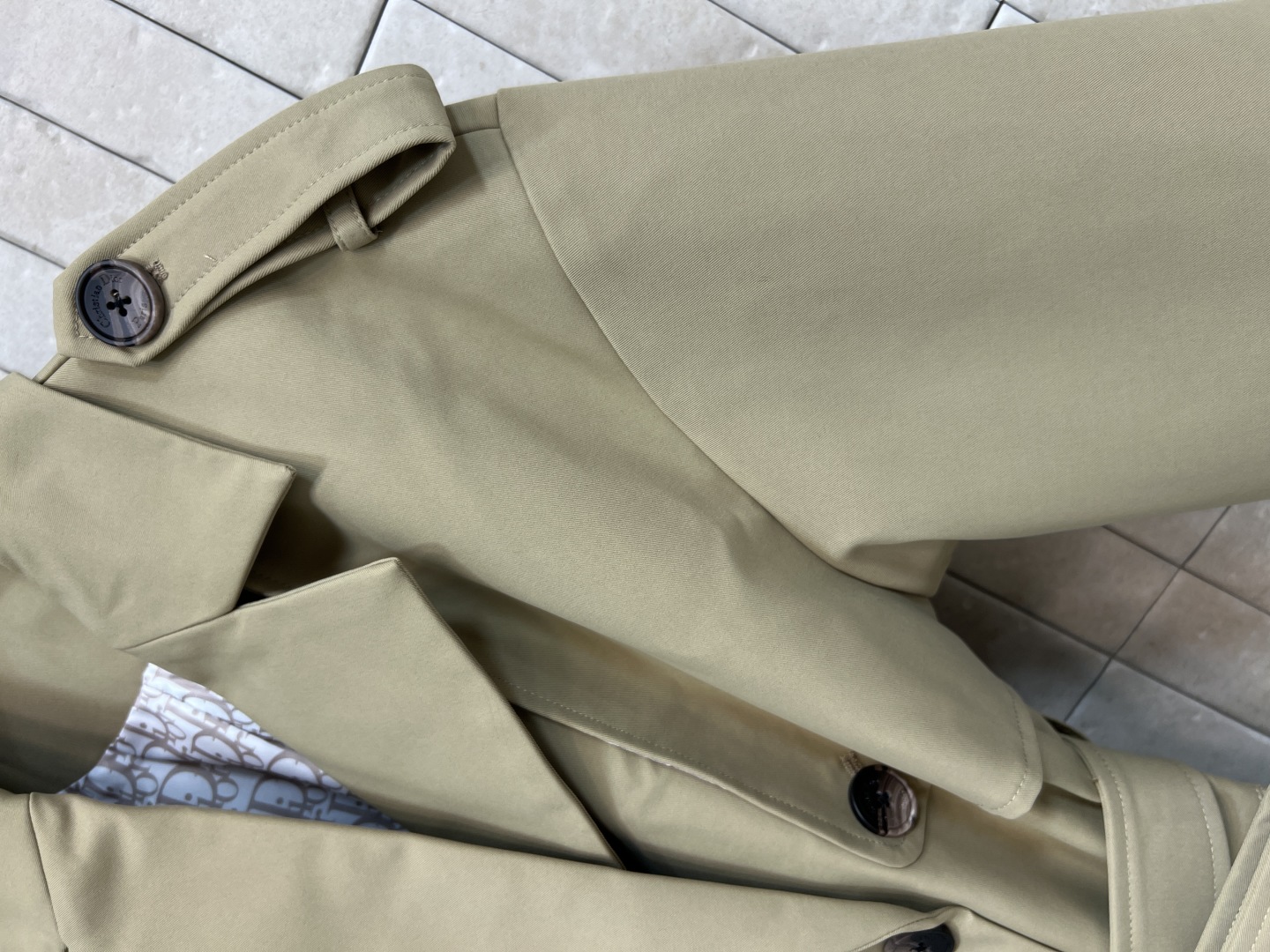 D家 25秋冬新款 风衣控必入 经典双排短款风衣外套 满满的时髦博主范 短款版型 小个子也能驾驭 这款长