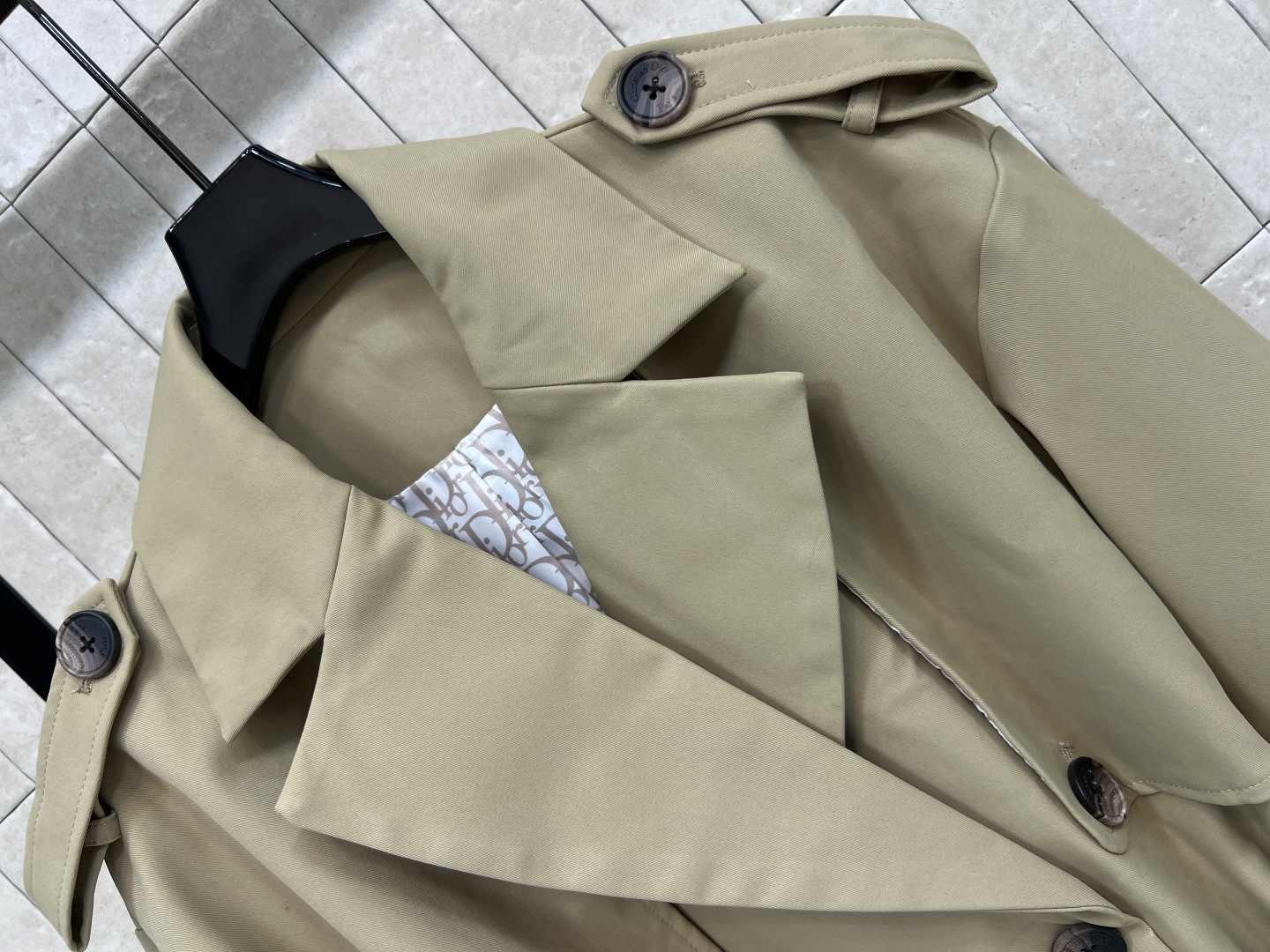 D家 25秋冬新款 风衣控必入 经典双排短款风衣外套 满满的时髦博主范 短款版型 小个子也能驾驭 这款长