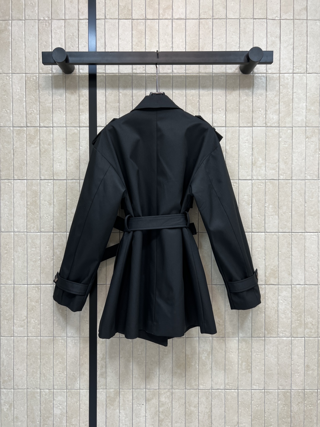 D家 25秋冬新款 风衣控必入 经典双排短款风衣外套 满满的时髦博主范 短款版型 小个子也能驾驭 这款长