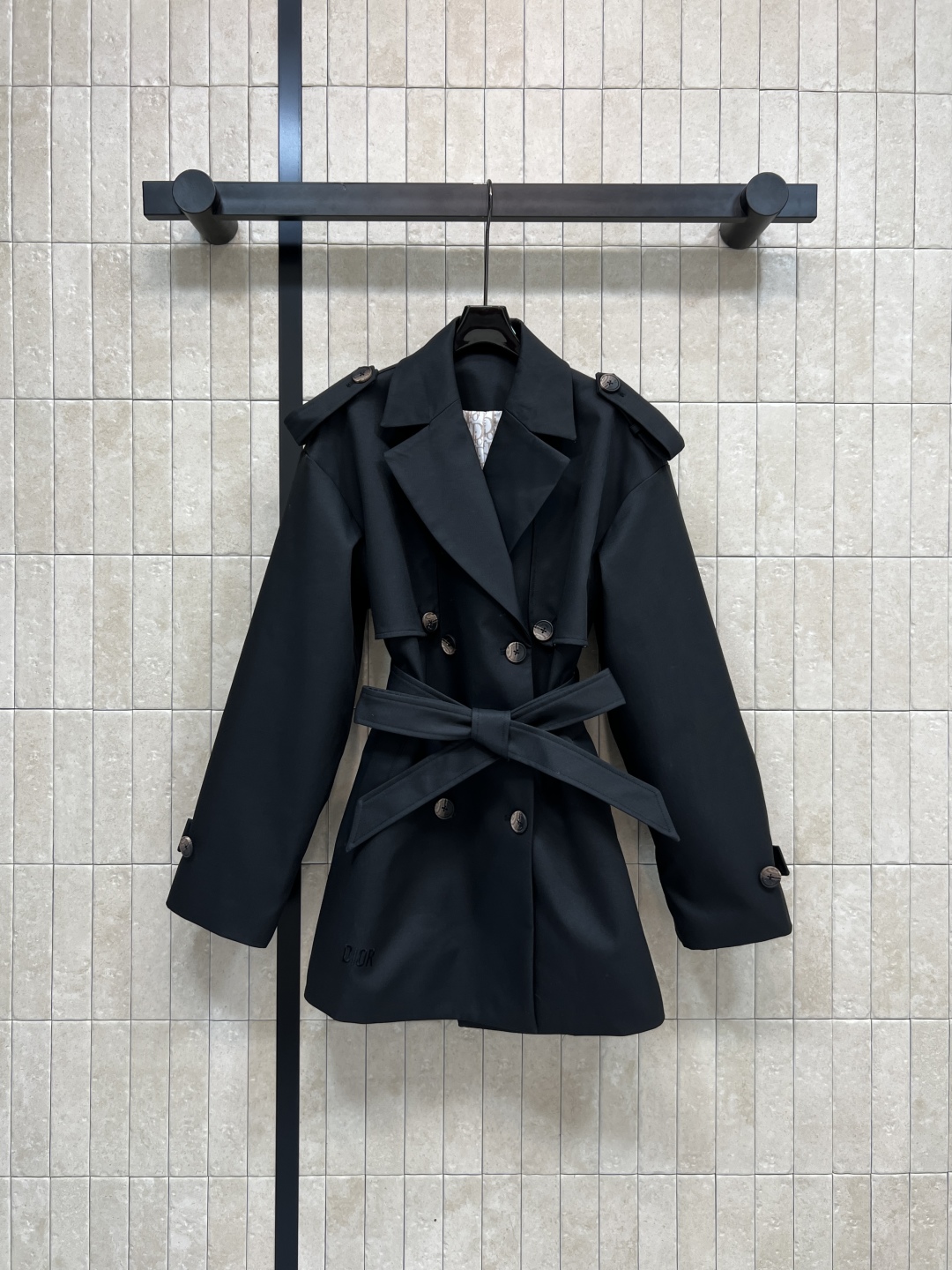 D家 25秋冬新款 风衣控必入 经典双排短款风衣外套 满满的时髦博主范 短款版型 小个子也能驾驭 这款长