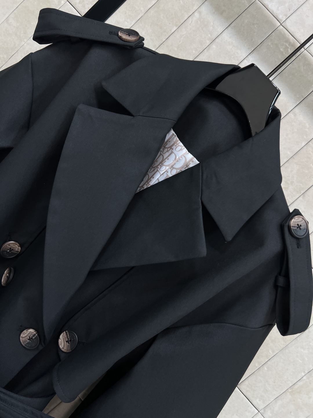 D家 25秋冬新款 风衣控必入 经典双排短款风衣外套 满满的时髦博主范 短款版型 小个子也能驾驭 这款长