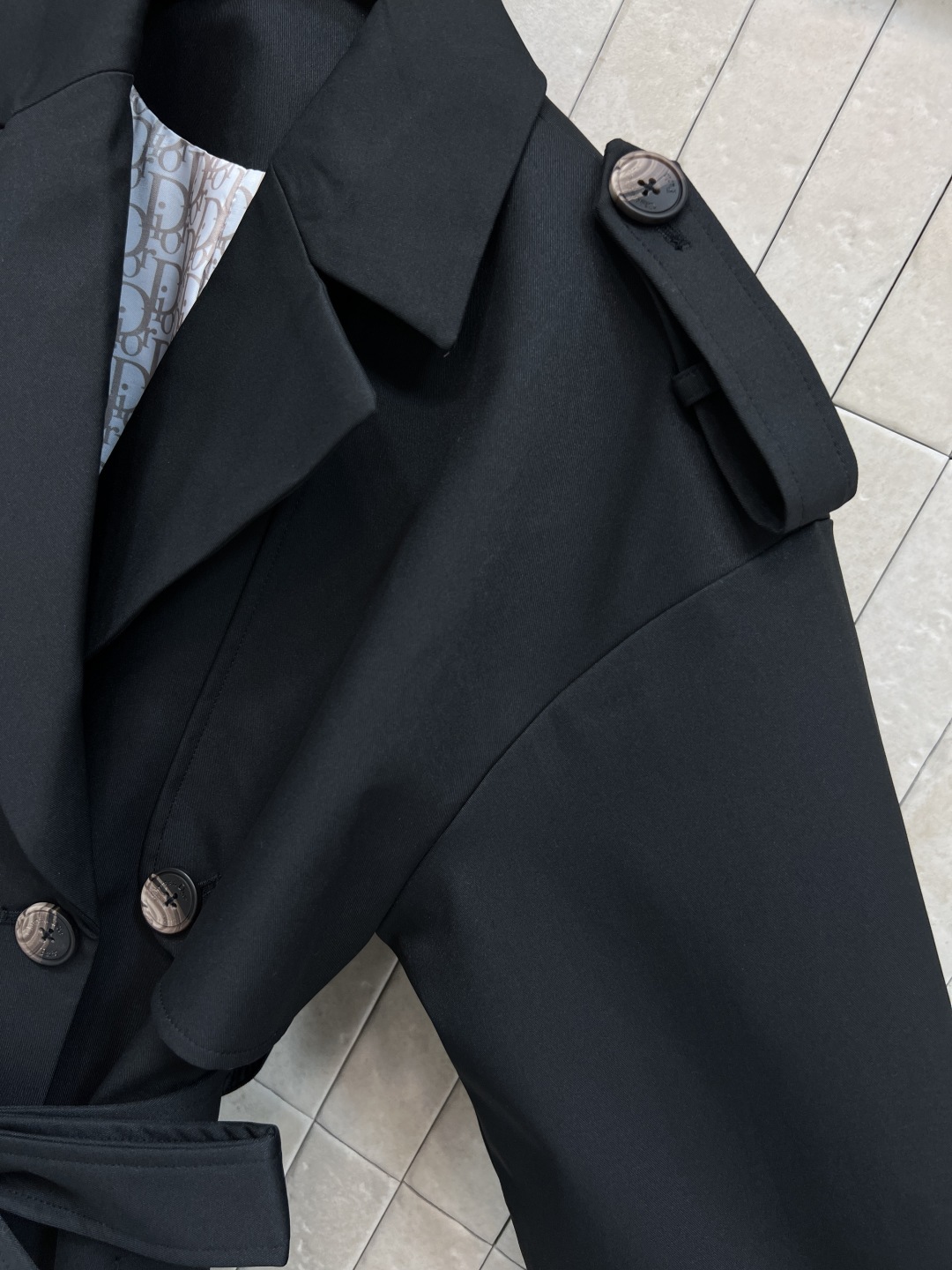 D家 25秋冬新款 风衣控必入 经典双排短款风衣外套 满满的时髦博主范 短款版型 小个子也能驾驭 这款长