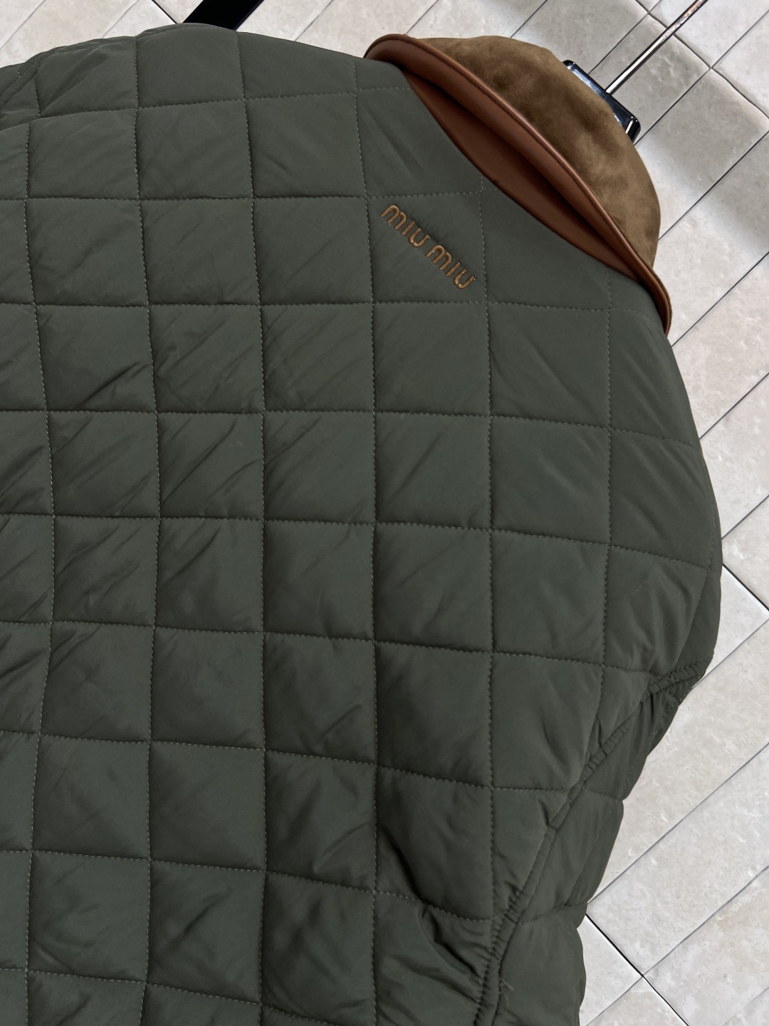 MIu家 25早秋新款 军绿色短款棉服 精致工艺 搭配度也很高 实穿主义真的很难拒绝 下摆两侧按扣开叉小