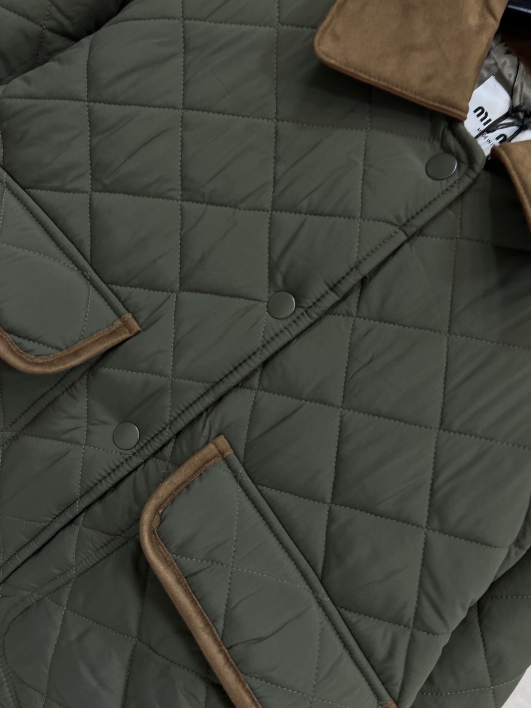 MIu家 25早秋新款 军绿色短款棉服 精致工艺 搭配度也很高 实穿主义真的很难拒绝 下摆两侧按扣开叉小