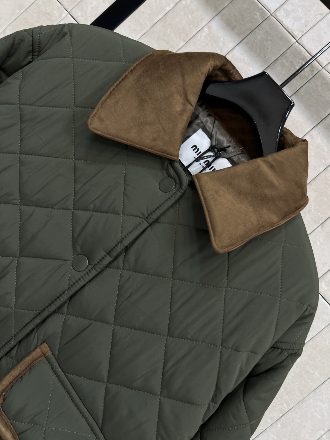 MIu家 25早秋新款 军绿色短款棉服 精致工艺 搭配度也很高 实穿主义真的很难拒绝 下摆两侧按扣开叉小