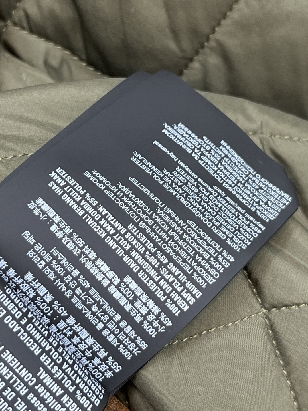 MIu家 25早秋新款 军绿色短款棉服 精致工艺 搭配度也很高 实穿主义真的很难拒绝 下摆两侧按扣开叉小