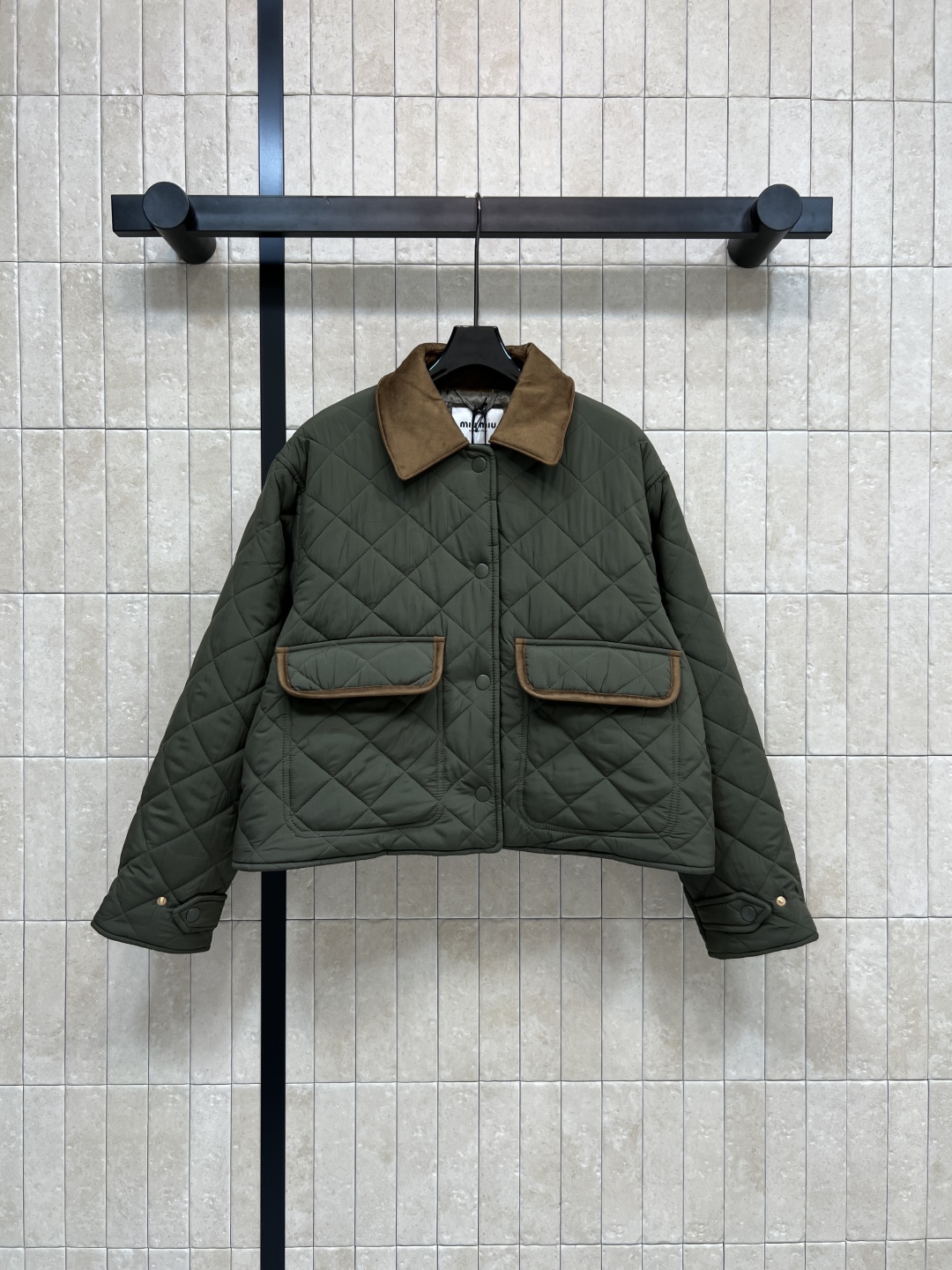 MIu家 25早秋新款 军绿色短款棉服 精致工艺 搭配度也很高 实穿主义真的很难拒绝 下摆两侧按扣开叉小