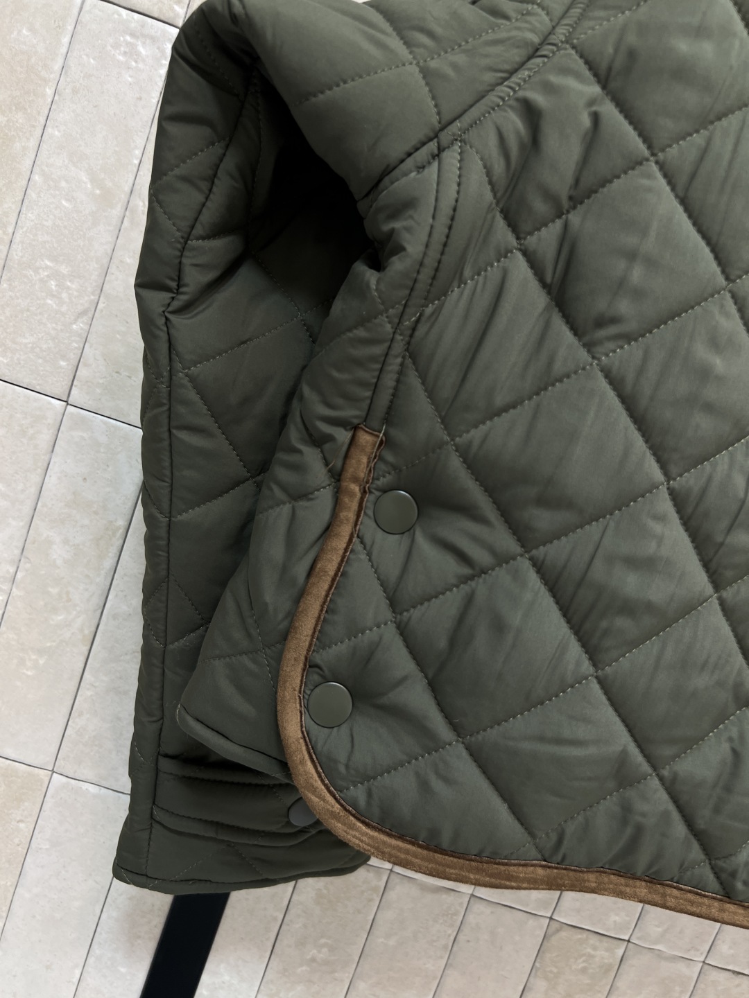 MIu家 25早秋新款 军绿色短款棉服 精致工艺 搭配度也很高 实穿主义真的很难拒绝 下摆两侧按扣开叉小