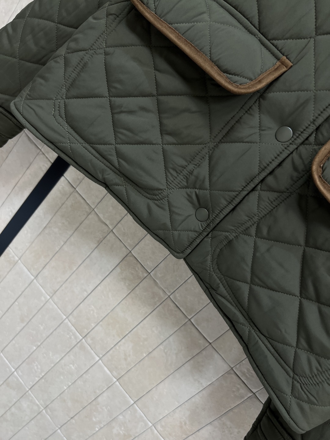 MIu家 25早秋新款 军绿色短款棉服 精致工艺 搭配度也很高 实穿主义真的很难拒绝 下摆两侧按扣开叉小