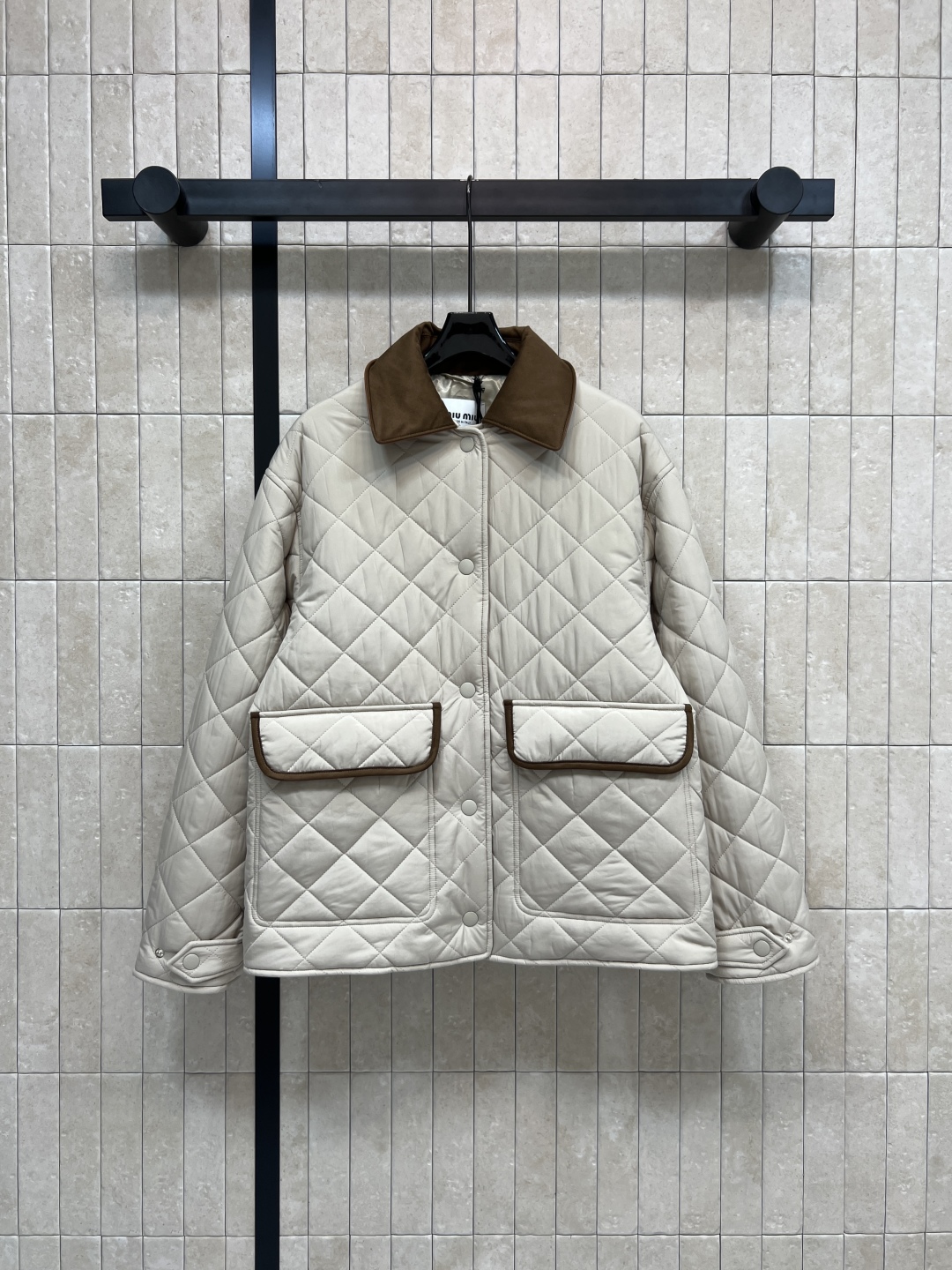 MIU家 25早秋新款 杏色棉服 精致工艺 搭配度也很高 实穿主义真的很难拒绝 下摆两侧按扣开叉小设计 