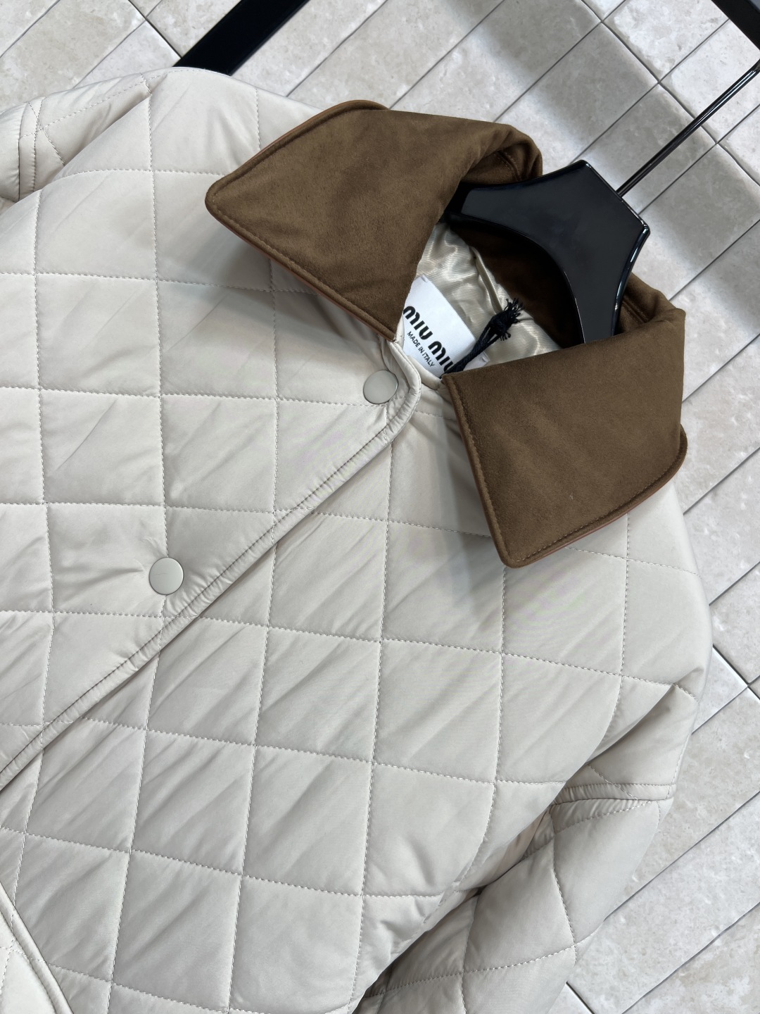 MIU家 25早秋新款 杏色棉服 精致工艺 搭配度也很高 实穿主义真的很难拒绝 下摆两侧按扣开叉小设计 